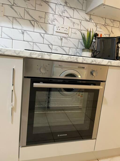 Modern 1 Bed Apartment In The City Centre Of Дарби Екстериор снимка