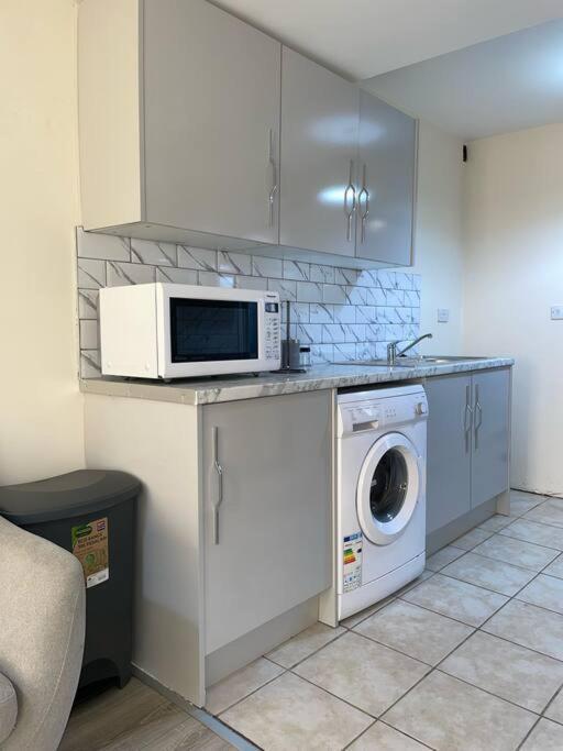 Modern 1 Bed Apartment In The City Centre Of Дарби Екстериор снимка